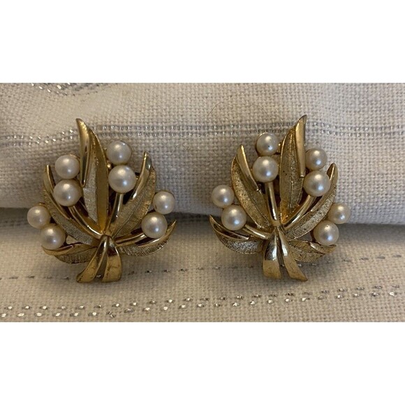 VTG Crown Trifari Signed Gold Tone Faux Pearls Curvy Leaf Clip Earrings 1” - Picture 6 of 7